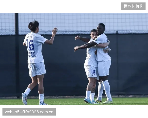 预测首发阵容中左后卫年龄偏大，该侧防区可能成为对手针对性打击的突破口。